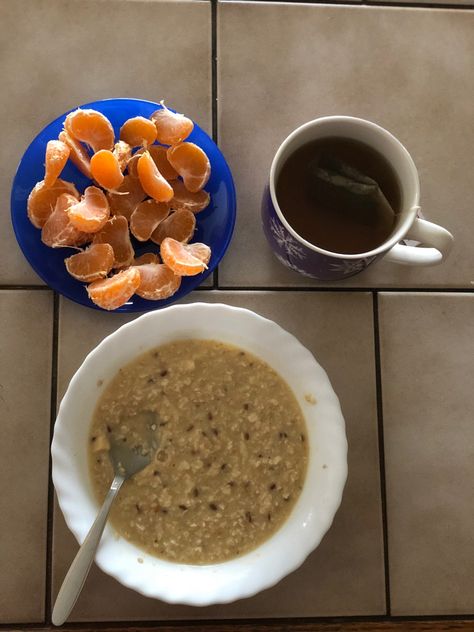 Oatmeal, fruit and green tea #breakfast #breakfastideas #greenteaweightloss #greenteabenefits #oatmeal #oats #porridge #healthyfood #nectarine #fruit #healthybreakfast #healthybreakfastideas #yummyhealthyfood #morning #morningmotivation #easy #easybreakfastideas #nutrition #nutritious Nectarine Fruit, Oats Porridge, Tea Breakfast, Healthy Bowls, Green Tea Benefits, Nectarine, Delicious Healthy Recipes, Easy Breakfast, Herbal Tea