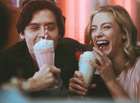 Riverdale Betty And Jughead, Netflix Tv Series, Betty Cooper Riverdale, Lili Reinhart And Cole Sprouse, Cole Spouse, Blondie Girl, Riverdale Betty, Riverdale Characters, Bughead Riverdale