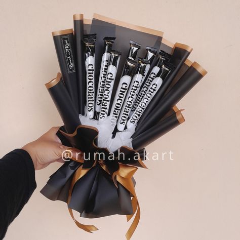 Buket Chocolatos black cocok untuk hadiah cowok Buket Simple, Tutorial Buket, Fuzzy Wire, Bouquets Ideas, Simple Bouquet, Bucket Ideas, Chocolate Bouquet Diy, Diy Bouquet Wrap, Eid Crafts