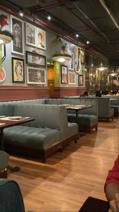 Sofa In Restaurant, Restraunt Ideas, Restaurant Booth Design, Booth Seating Restaurant, Cool Restaurant Design, Interior Design Loft Style, Brand Planning, Restaurant Seating Design, Restaurant Table Design