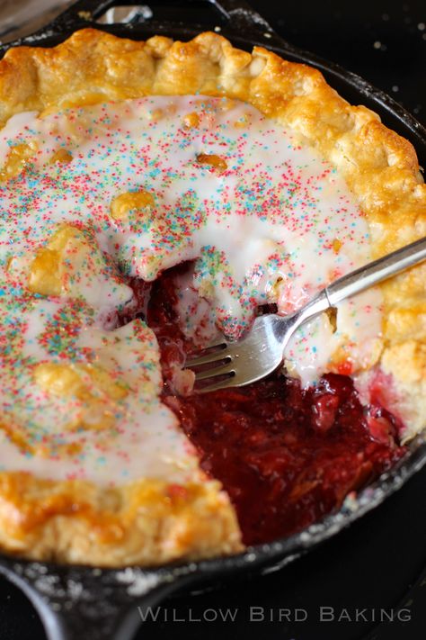 Strawberry Pop-Tart Pie I'd probably never make this but I can't resist saving the recipe. Pop Tart Pie, Tart Pie, Strawberry Pop, Strawberry Pop Tart, Summer Pie, Pop Tart, Baking Sweets, Pie Dessert, Yummy Sweets