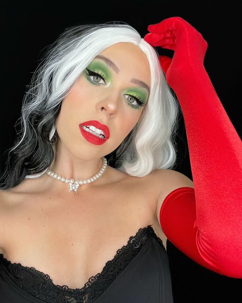 Easy Cruella Deville Makeup, Cruelly Devil Makeup, Cruella Deville Costume Kids, How To Do Cruella Deville Makeup, Cruella Deville Costume Diy, Cruella Deville Art, Cruella Deville Makeup Tutorial, Cruella Deville Makeup Halloween, Maquillage Cruella