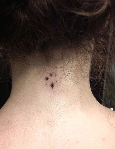 Minimalist Tattoo Meaning, Tattoo Tiny, Typography Tattoo, Potter Tattoo, French Tattoo, Baby Stars, Back Of Neck Tattoo, Harry Potter Tattoos, Harry Potter Tattoo