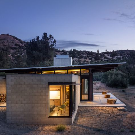 Sawmill House, Olson Kundig, Suburban House, American Architecture, Modern Farmhouse Exterior, Desert Homes, Concrete House, One Story Homes, Architecture Awards