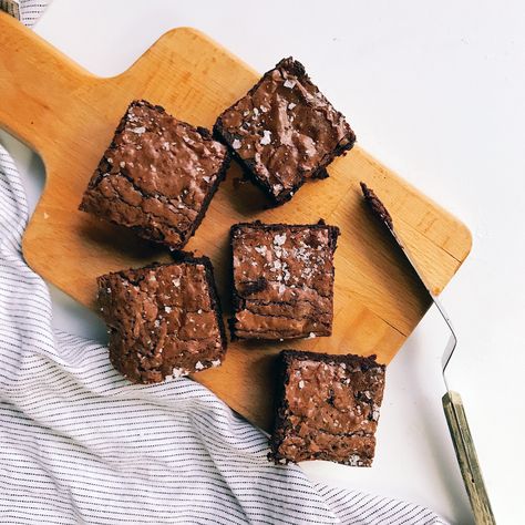 A couple of weeks ago I posted a photo of a batch of brownies, and I was flooded with requests for the recipe. I get it — as much as I love tinkering with flavors and techniques, hands down the dessert I crave most often is a good old brownie. I realize that what constitutes […] Brownies Pictures Ideas, Brownie Pictures, Baking Photos, Brownies Decorados, Food Photography Dessert, Raw Brownies, Baking Photography, Food Flatlay, Chocolate Fudge Brownies