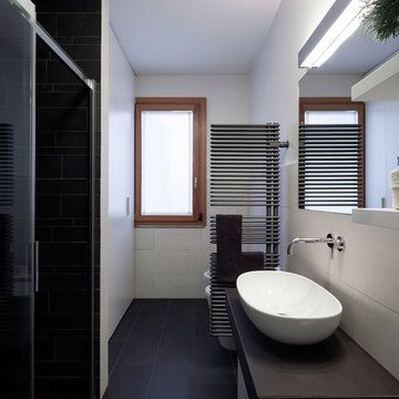 75 Lange und schmale Badezimmer Ideen & Bilder - August 2024 Modern Basement Bathroom, Basement Bathroom Ideas, Modern Bathroom Remodel, Modern Basement, Laundry Room Bathroom, Steam Showers Bathroom, Smart Toilet, Basement Bathroom, Budget Bathroom