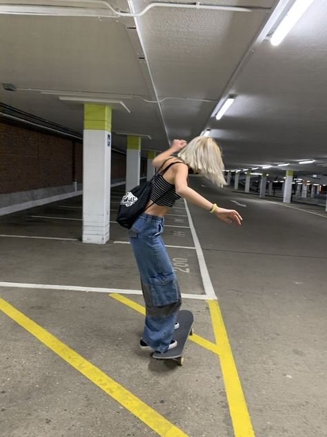 Skater Fits Girl, Skateboard Outfit Girl Style, Skateboard Aesthetic Girl, Girl Skateboarding Aesthetic, Summer Outfits Skater, Skater Aesthetic Girl, Skater Style Girl, Skater Pics, Skater Aesthetic Outfits