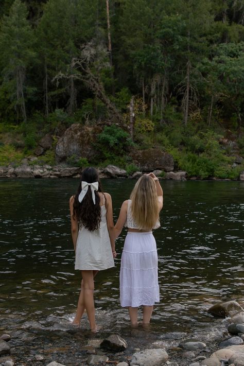 bow wgite clothes brunette + blond duo river water pose Blonde Brunette Best Friends, Hot Best Friends Aesthetic, Blonde And Brunette Twins, Two Girl Best Friends, Blonde Best Friends Aesthetic, Girl Best Friend Aesthetic, Blonde And Brunnete Girl Duo Aesthetic, Best Friend Duo Aesthetic, Blonde And Brunette Girlfriends