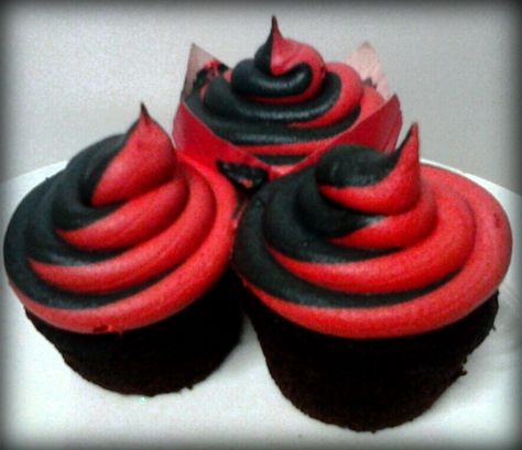 Red and Black Swirl cupcakes Black And Red Wedding Cupcakes, Red And Black Party Food, Red And Black Cupcakes Ideas, Red Black And White Cupcakes, Red And Black Cakes Birthday, Red And Black Sweet 16 Cake, Red And Black Desserts, Red And Black Treats, Red And Black Cakes