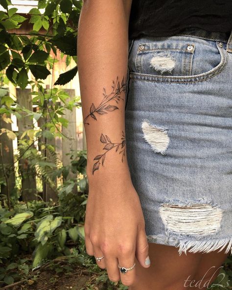 Tedd Hucks on Instagram: “Leafy wrist wrap, thanks again Shel!! ☺️🌿✨” Botanical Wrap Tattoo Forearm, Around The Wrist Tattoos For Women, Little Cute Tattoos For Women, Wraparound Wrist Tattoo, Floral Wrist Wrap Tattoo, Wraparound Tattoo, Arm Wrap Tattoo, Wrap Around Wrist Tattoos, Around Arm Tattoo