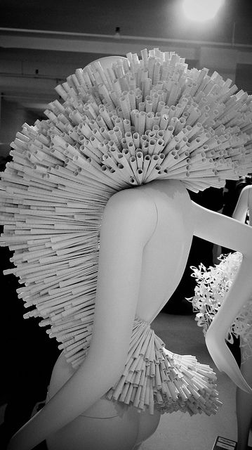 The simple materials and repetitive pattern are incredible, and the shape is very flattering on the body Paper Wearable Art, Repetition In Fashion, Drama Studio, Fashion Sculpture, Sculpture Fashion, Ralph Pucci, Wearable Sculpture, Paper Dresses, Repetitive Pattern