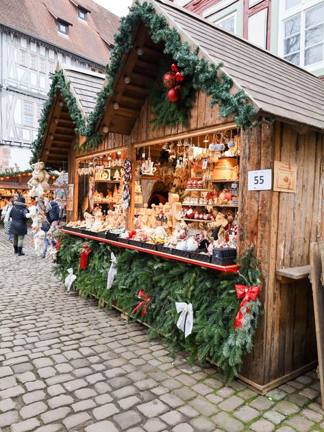 Outdoor Christmas Market, Christmas Market Party, Christmas Vendor Ideas, Christmas Market Decorations, Christmas Booth Display Ideas Vendor, Holiday Market Booth, Christmas Market Display, Christmas Market Booth, Christmas Market Aesthetic