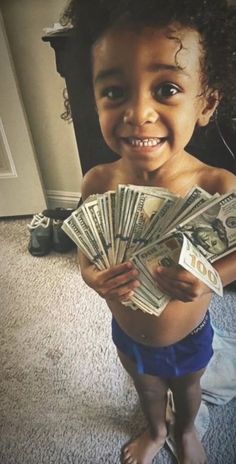 Baby With Money, Kids With Money, Ig Pfps, Money Magick, Baby Money, Shopping Pictures, Kid Ink, Kids Money, Money Pictures