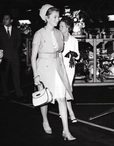 Ingrid Berman feat. Gucci. Gucci Archive, Gucci Bamboo Bag, Cheap Designer Handbags, Bamboo Bag, Guccio Gucci, New Years Outfit, Replica Designer Handbags, Gucci Bamboo, Elizabeth Taylor