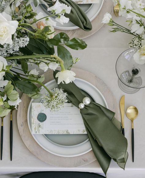 White And Green Tablescape, Green And White Tablescape, Green Tablescape, White Tablescape, Forest Fairies, Table Beige, Bush Wedding, Green Napkins, Wedding Plates