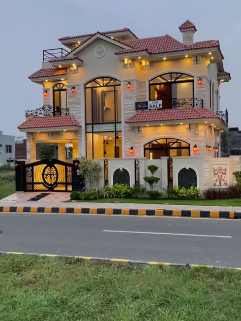 Front House Design, House With Big Windows, Make Your House Look Expensive, Small House Design Kerala, Indian Modern House, Design A House, Room Interior Design Ideas, Classic House Exterior, Architectural Design House Plans