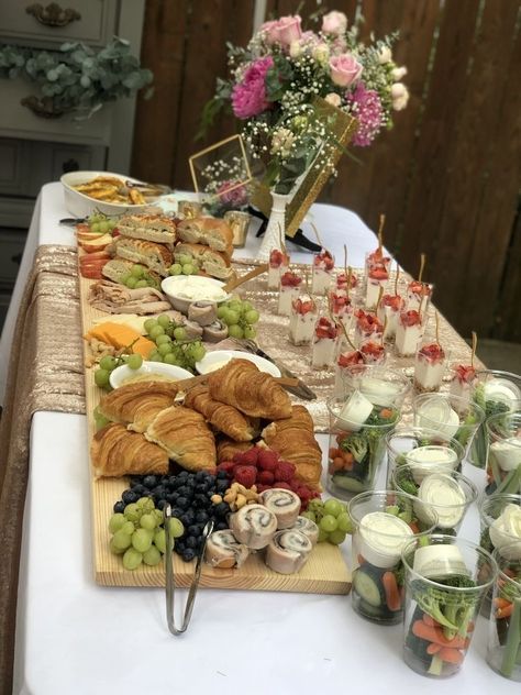 Tea Party Bridal Shower Menu Ideas, Rustic Bridal Shower Food Table, Rustic Romantic Bridal Shower Ideas, Bridal Shower Food Table Ideas, Simple Floral Bridal Shower Decor, Small Bridal Shower Ideas Food, Fall Bridal Shower Foods, Natural Bridal Shower Decor, Bridal Garden Shower Ideas