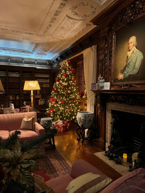 Chatsworth Christmas, Castle Christmas, Christmas Tree Inspo, Blue Christmas Tree, Classy Christmas, Cosy Christmas, St Moritz, Christmas Fireplace, Old Christmas