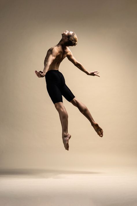 #dance #dance #jump #ballet Male Contemporary Dancer, Male Ballerina Poses, Male Dance Photography, Jumping Dance Poses, Cool Dance Poses, Contemporary Dance Photography Poses, Creative Dance Photography, Jump Pose, Male Ballerina