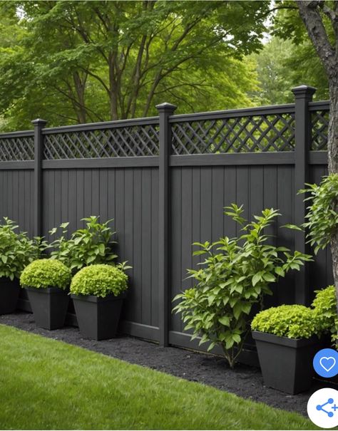 Fence Ideas For Privacy, Fence Yard Ideas, Garden Privacy Fence Ideas, Ivy Fence Backyard, Beautiful Privacy Fence Ideas, Dark Fence Ideas, Houses With Fences In Front Yard, Modern White Picket Fence, Painted Picket Fence