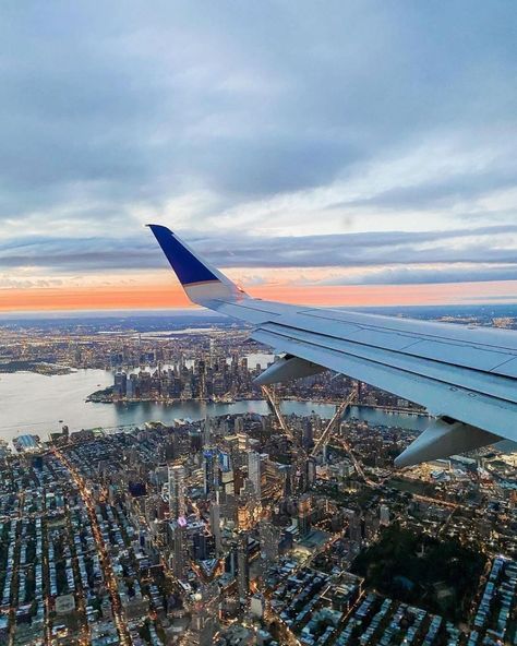 PLANE.VUE™️ (@plane.vue) •NYC 🇺🇸✈️ 📷:@melaniegriesemer Plane To New York, Grad Trip Ideas, City Plane View, Wallpaper Nyc, Nyc From Airplane, Nyc Plane View, Plane Window New York, New York Wallpaper, Airplane Wallpaper