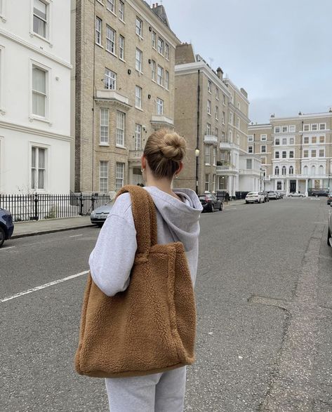 Big Bag Aesthetic, Fluffy Bag Outfit, Sherpa Bag, Fluffy Bags, Cloth Tote Bags, Tote Bag Outfit, Purse Aesthetic, Fluffy Bag, Big Tote Bags