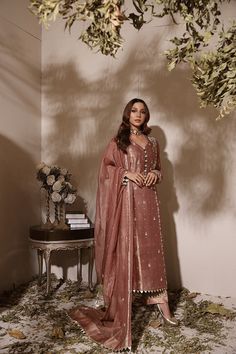 Rose Gold Indian Outfit, Tissue Material Dress, Tissue Suits Design Pakistani, Tissue Dress Designs, Salwars Design, Dholki Outfit, Rose Gold Outfit, Dholki Night, Eid Clothes