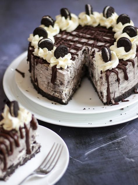 This SIMPLE No Bake Oreo Cheesecake Recipe is a must make. A no bake dessert, it's quick AND delicious. Cream cheese and cream whipped with Crushed Oreos, on a buttery Oreo biscuit cookie base. Add some chocolate topping and it looks as impressive as it tastes. Ssshhh don't tell anyone it's secretly super easy to make! #dessert #cheesecake #nobake #recipe #tamingtwins #oreorecipe #nobakecheesecake Oreos Recipes, No Bake Oreo Cheesecake Recipe, No Bake Biscoff Cheesecake, No Bake Biscoff, Baked Oreo Cheesecake Recipe, Taming Twins, Oreo Cheesecake Recipe, Chocolate Orange Cheesecake, Oreo Cream Cheese