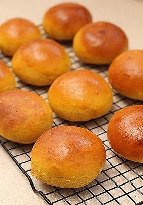 Pumpkin Yeast Bread & Rolls: Made these tonight - delish! Butterhorn Rolls Recipe, Pumpkin Yeast Bread, Butter Horns, Gourmet Butter, Whole Berry Cranberry Sauce, Yeast Bread Rolls, Pie Crust Dough, Yeast Rolls, Breads & Buns