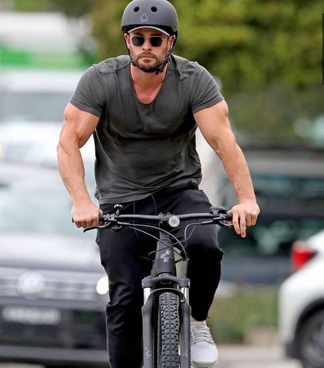 281 Likes, 3 Comments - Chris Hemsworth Archive (@chrishemswortharchive) on Instagram: “Chris and Elsa SPOTTED yesterday biking around Sydney, NSW. Via @justjared on website.” Chris And Elsa, Famous Guys, Mountain Biking Gear, Chris Hemsworth Thor, Bike Gift, Biking Outfit, The Giver, Bike Style, Smart Casual Outfit