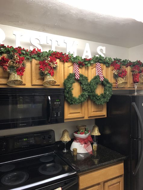 Christmas Garland Above Kitchen Cabinets, Garland Above Kitchen Cabinets, Above Cabinet Christmas Decor, Christmas Cabinets, Above Kitchen Cabinets Ideas, Decorating Above Kitchen Cabinets Ideas, Shoe Rack Ideas, Christmas Kitchen Decor Ideas, Farmhouse Christmas Kitchen