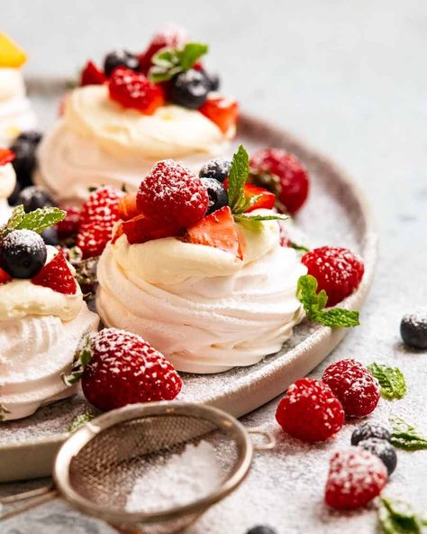 Pavlova Toppings, Pavlova Wreath, Mini Pavlovas, Pavlova Dessert, Mini Pavlova, Pavlova Recipe, Recipetin Eats, Recipe Tin, Small Desserts