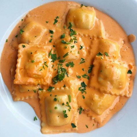 NYC Food on Instagram: “Cheese ravioli with pink sauce 🤩 Credit: @innycsite  #NYC🍴” Fat Burger, Pink Sauce, Homemade Ravioli, Cheese Ravioli, Work Tomorrow, Nyc Food, Creamy Pasta, Food Goals, Fried Food