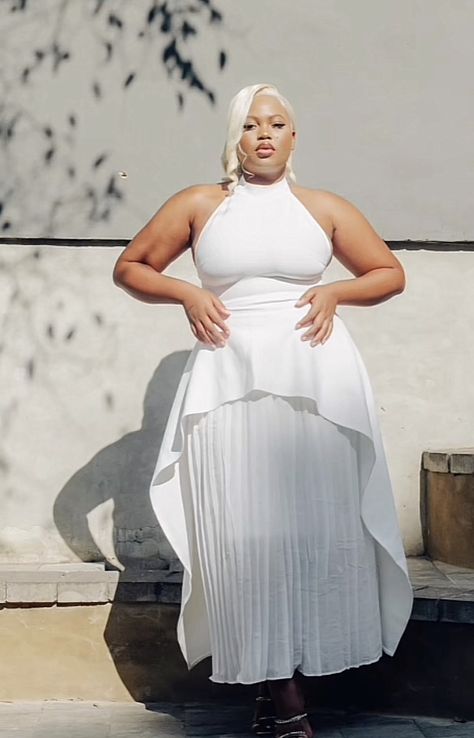 Rich Plus Size Women, Cream Dress Outfit Classy, Classy Dress Outfits For Wedding, Satin Skirt Outfit Classy, Satin Skirt Outfit, Boho Plus Size, White Dress Styles, Plus Size Baddie Outfits, Chic Dress Classy