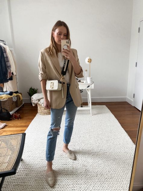 White Leather Bag Outfit, White Bags Outfit, Off White Bag Outfit, Marc Jacobs Bag Outfit Street Styles, Snapshot Marc Jacobs Outfit, White Crossbody Bag Outfit, Snapshot Bag Outfit, Marc Jacobs Bag Outfit, Red Crossbody Bag Outfit