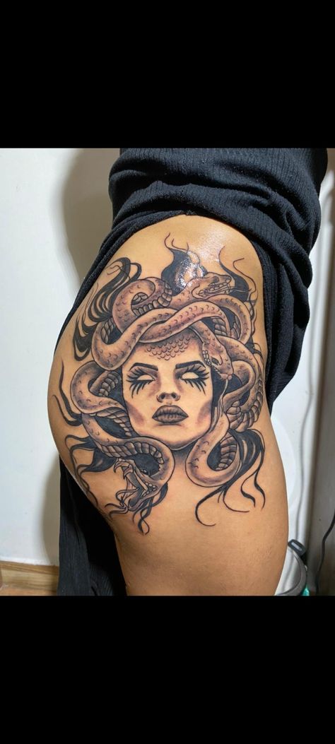 Tatuagem da medusa. Medusa Leg Tattoo Women, Medusa On Leg Tattoo, Tattoos Madussa, Hip Medusa Tattoo, Medusa Tattoo Design On Thigh, Madussa Tattoo Design Thigh, Medusa Tattoo Design For Women Thigh, Medusa Tattoo Side Thigh, Medusa Tattoo Ideas For Women