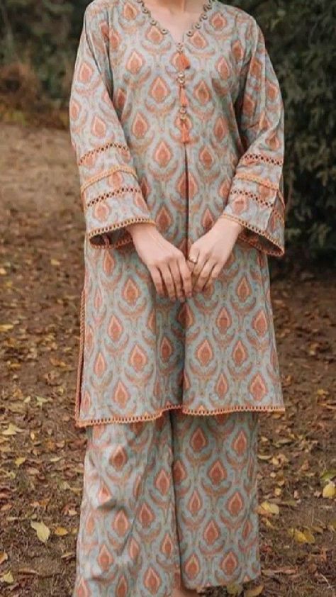 Lawn Dress Design Ideas, Pakistani Pattern, Dress Design Pakistani, Lawn Dress Design, Cotton Dress Pattern, Kurtis Design, Simple Dress Casual, Stylish Kurtis, Stylish Kurtis Design