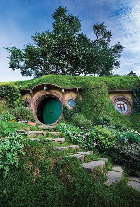 Bilbo Baggins House, Casa Do Hobbit, Hobbiton New Zealand, Casa Hobbit, Underground Homes, Bilbo Baggins, Hobbit Hole, Movie Set, Hobbit House