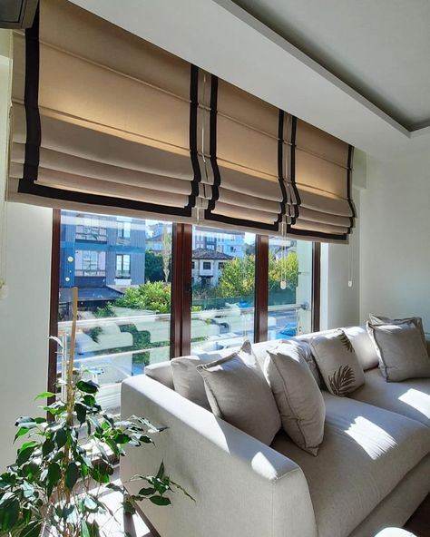 Roman Blinds Living Room Modern, Modern Roman Blinds, Roman Blinds Bedroom, Roman Blinds Living Room, Curtain Wallpaper, Long Window Curtains, Dining Room Design Luxury, Roman Curtains, Drapes And Blinds