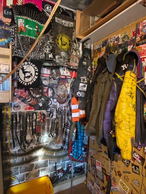 :D Punk Rooms, Punk Interior, Punk Rock Room Aesthetic, Skate Bedroom, Diy Grunge Room Decor Punk Rock, Grunge Punk Room Aesthetic, Punk Rock Room, Punk Bedroom Aesthetic, Punk Room Decor