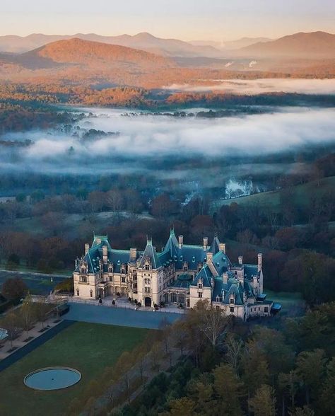 The majestic Biltmore Estate • Thanks for the tag 📸@wherezabdul • #biltmore #biltmoreestate #asheville #ashevillenc #northcarolina… Biltmore House, Senior Trip, Biltmore Estate, Character Home, Asheville North Carolina, Asheville Nc, Special Places, Asheville, The South