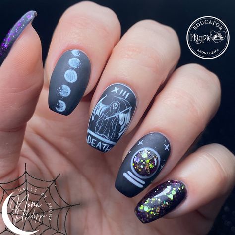 Black tarot card gel nails with glitter Tarot Nails Acrylic, Crystal Ball Nail Art, Tarot Inspired Nails, Tarot Nail Art, Crystal Ball Nails, Spiritual Nails Designs, Tarot Card Nails, Tarot Nails, Gel Nails With Glitter