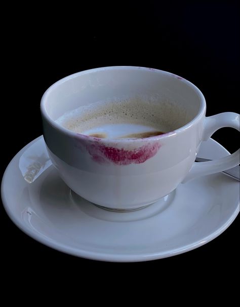 Lipstick On Mug Aesthetic, Lipstick On Coffee Cup Aesthetic, Coffee With Lipstick Stain, Coffee Cup With Lipstick Stain Aesthetic, Lipstick Mark Aesthetic, Cute Coffee Mugs Aesthetic, Red Lipstick Aesthetic, Digicam Photos, Anne Lester