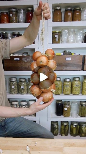 Vegetable Academy on Instagram: "Here are a few more onion stringing tips.

🧅 Don’t try to string onions with just two strings because the twine won’t stay together and keep the onions tops tight.  It’s important that each successive onion top wraps around two twine segments that are different than the onion above it and below it. This way, the wrapping of each onion top helps keep the twine tight around its neighbouring onions.  We use 4 central pieces of twine so that we can easily create a new gap between different segments of twine for each onion we add.

🧅 The end result will look best if you start with the largest onions at the bottom and gradually progress to your smaller onions. 

🧅 The stringing pattern will remain balanced if you add the onions to the string in opposing pairs Planting Onions From Onions, How To Store Onions, Onion Storage Ideas, Curing Onions, Store Veggies, Onion Garden, Onion Holder, Diy Food Storage, Storing Onions