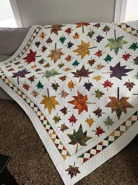 Maple Leaf Quilt Block, Leaf Quilt Block, Leaf Quilts, Maple Leaf Quilt, Quilt Halloween, Autumn Quilts, Leaf Quilt, Bird Quilt Blocks, Fall Quilt Patterns