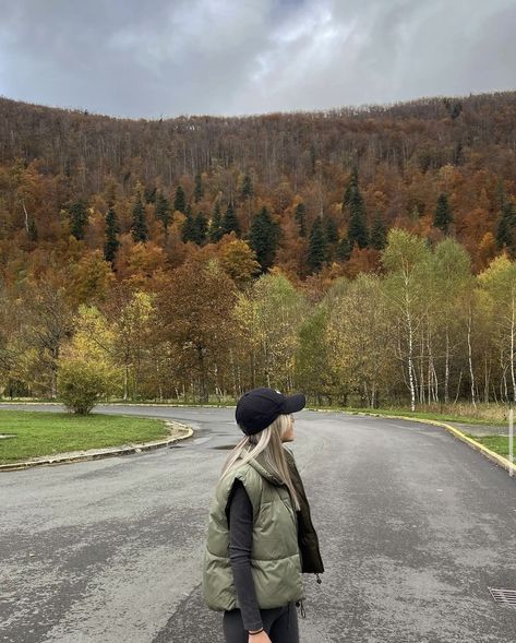 Fall Hike Photoshoot, Hiking Aesthetic Fall, Banff Fashion, Banff Outfit Fall, Mountain Town Outfit, Mountain Outfit Fall, Mountain Weekend Outfit, Fall Mountain Outfit, Mountain Aesthetic Outfit