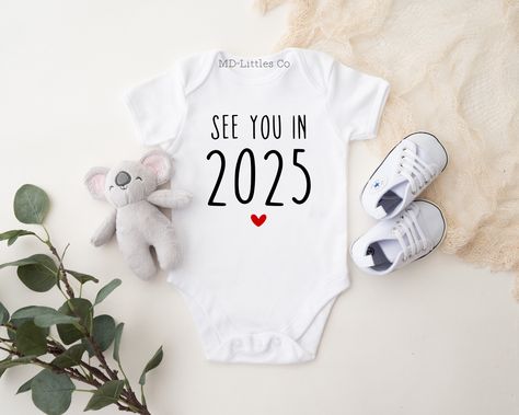 See you in 2025 Simple Pregnancy Announcement Onesie® ❣️HOW TO ORDER -Choose your size and style from the drop down menus (available sizes and styles are listed in the photos) -Add listing to your cart -Double check your address and make sure it is correct when going through checkout ✨IMPORTANT ONESIE® INFO I use Gerber onesies®, which can run small. I would suggest sizing up for your little to have more room. If the size and style you order is out of stock, I will do my best to fill your order using a different brand. If brand is important to you, please message me before ordering, and I will be happy to tell you what I will use for your order! 📦SHIPPING AND RUSH OPTIONS For US orders, I offer faster shipping options. This does not speed up production. If you would like your order rushed Pregnancy Announcement April 2025, 2025 Pregnancy Announcement, Baby 2025 Announcement, Baby Announcement 2025, 2025 Baby Announcement, Pregnancy Announcement For Kids, Baby Announcement Onsies Ideas, August Pregnancy Announcement, Baby Onesies Announcement