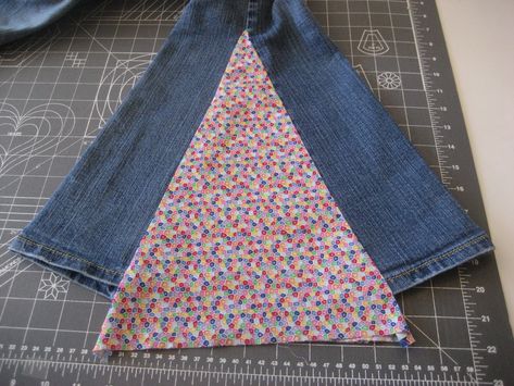 How To Make Bell Bottom Jeans, Diy Bell Bottom Jeans, Diy Hippie Clothes, Diy Flare Jeans, Upcycle Jeans Diy, Jeans Tutorial, Hippie Jeans, Diy Pants, Costume Sewing