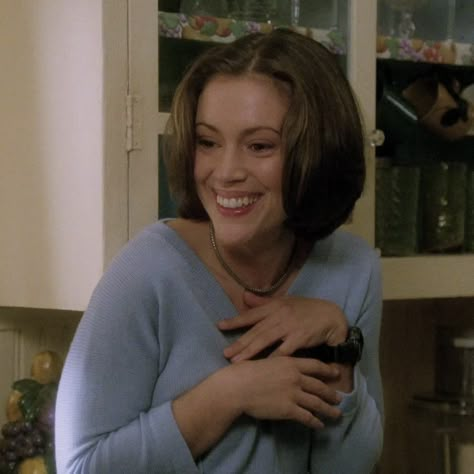 Charmed Tv Show Phoebe, Phoebe Halliwell Aesthetic, Charmed Phoebe, Charmed Outfits, Charmed Season 1, Sabrina Spellman Outfit, Phoebe Charmed, 2000s Women, Phoebe Halliwell