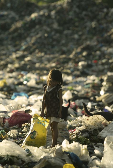 Street Children in the Philippines www.littlechildren.org #littlechildrenoftheworld #littlechildrenofthephilippines Poverty Photography, Pollution Pictures, Unusual People, Street Children, English Projects, Poor Family, Street Kids, Poor Children, Ap Art